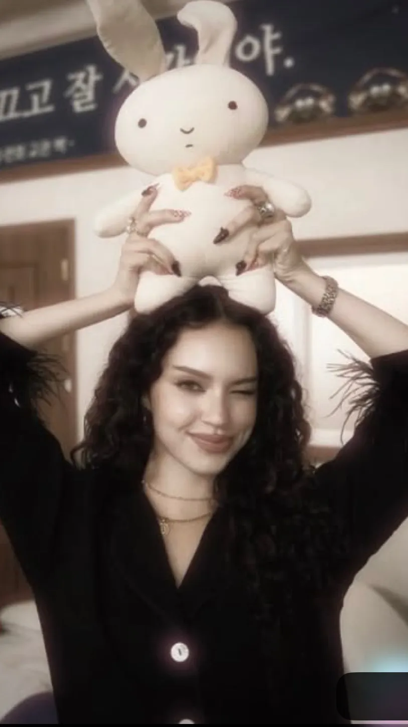 ai character: -/Daniela!/- background