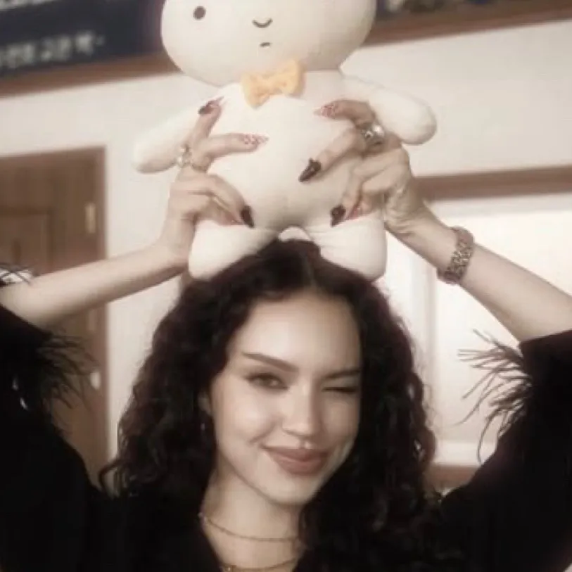 chat with ai character: -/Daniela!/-