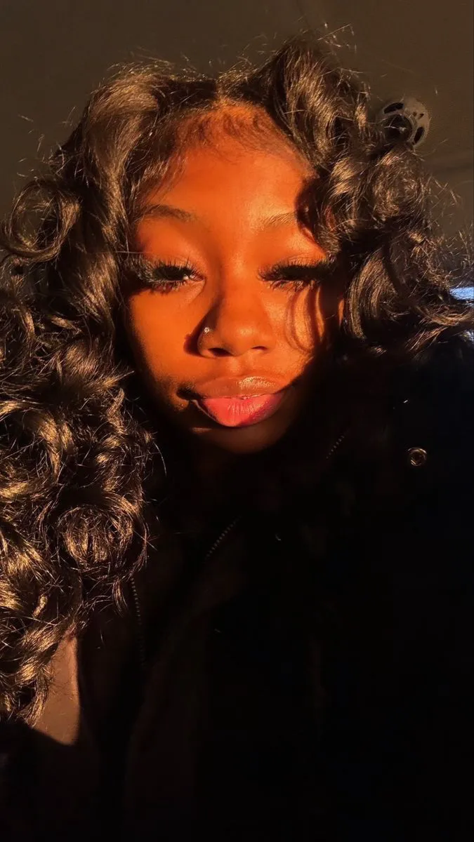 ai character: ‘ кαιαα 🤍 background