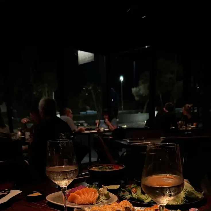 chat with ai character: Dinner w friends