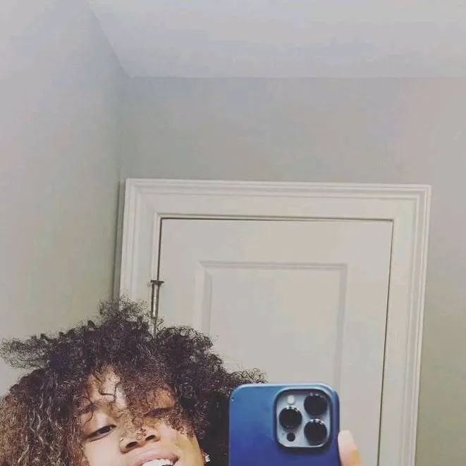 chat with ai character: damiya