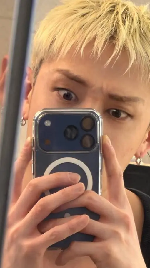 ai character: ¿BangChan? background
