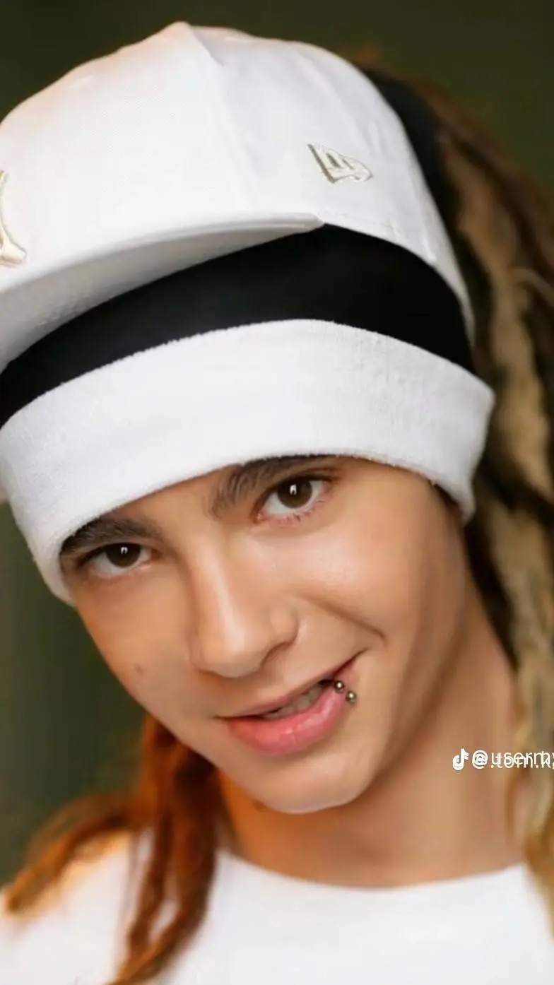 ai character: tom kaulitz  background