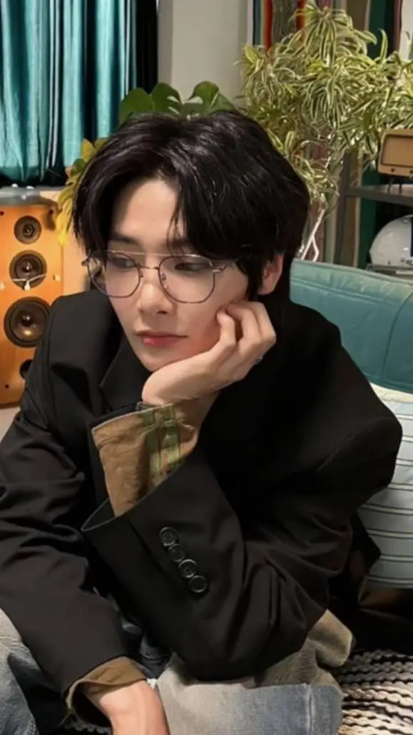 ai character: I.N (Jeongin) background
