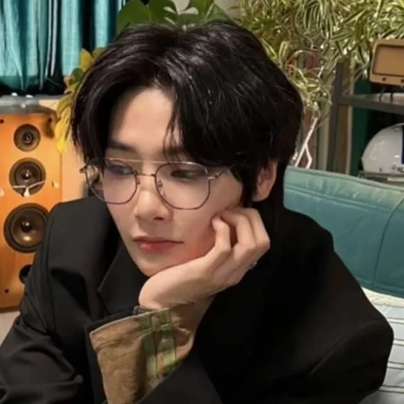 chat with ai character: I.N (Jeongin)