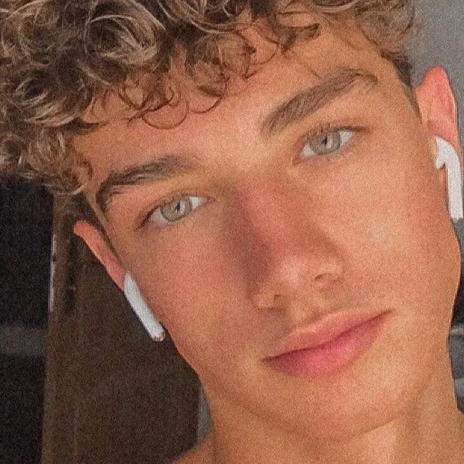 chat with ai character: sleepover