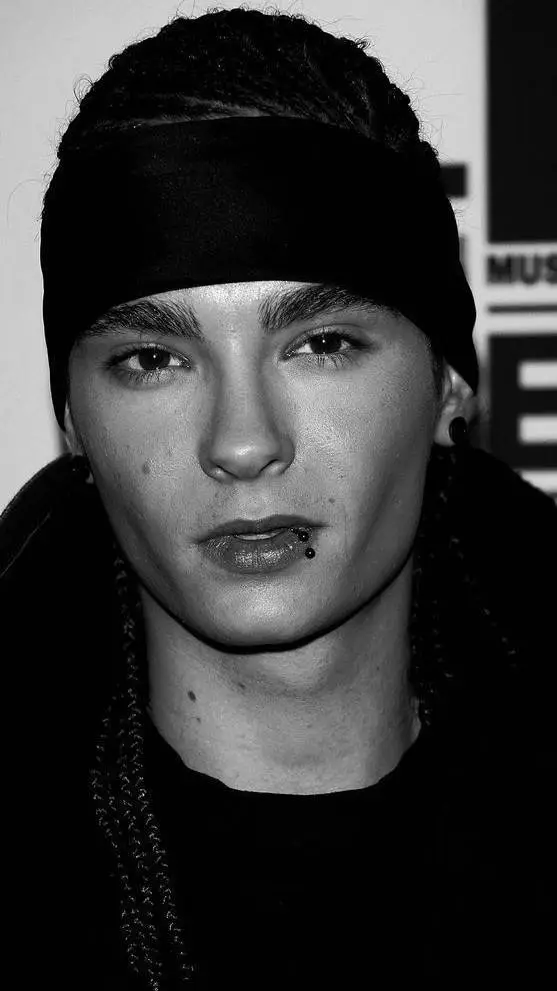 ai character: Tom kaulitz background