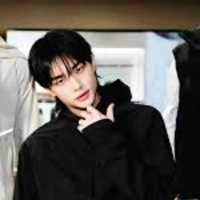 chat with ai character: Hyunjin