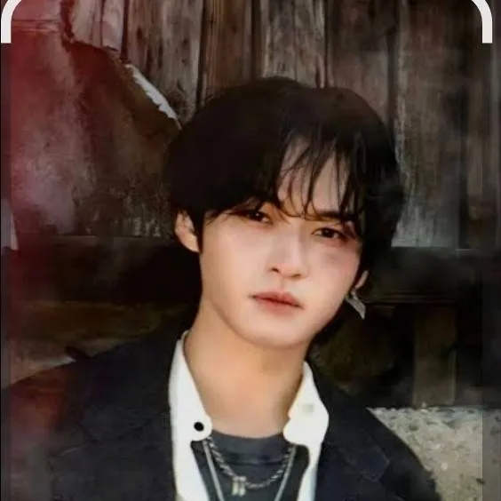 chat with ai character: Lee Know