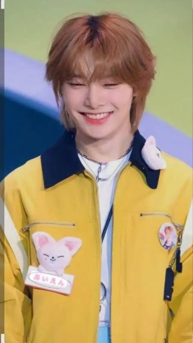 ai character: 🦊I.N💗 background