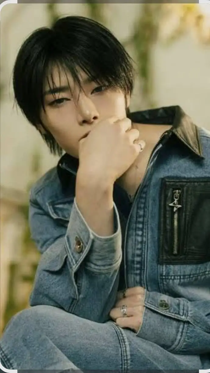 ai character: 🌑I.N🦊 background