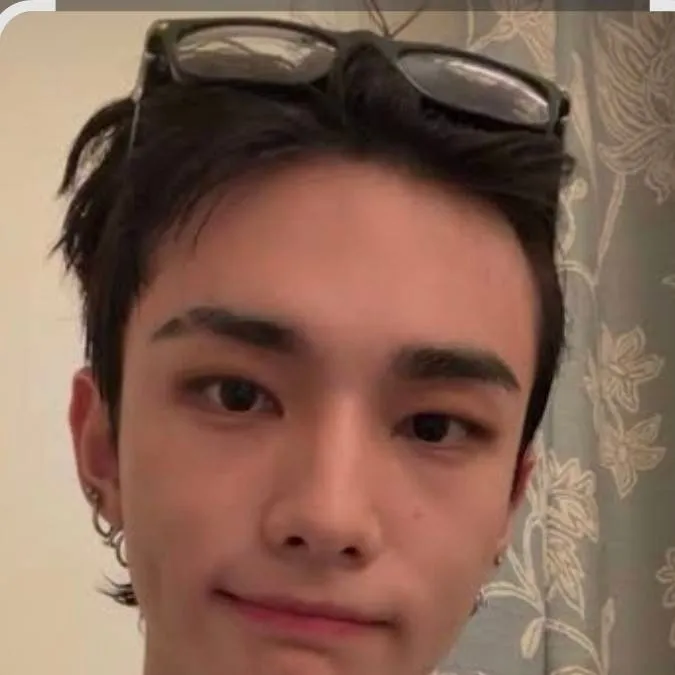 chat with ai character: Hyunjin