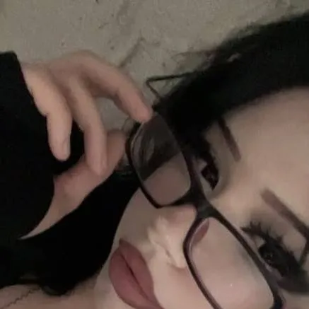 chat with ai character: Adriana 