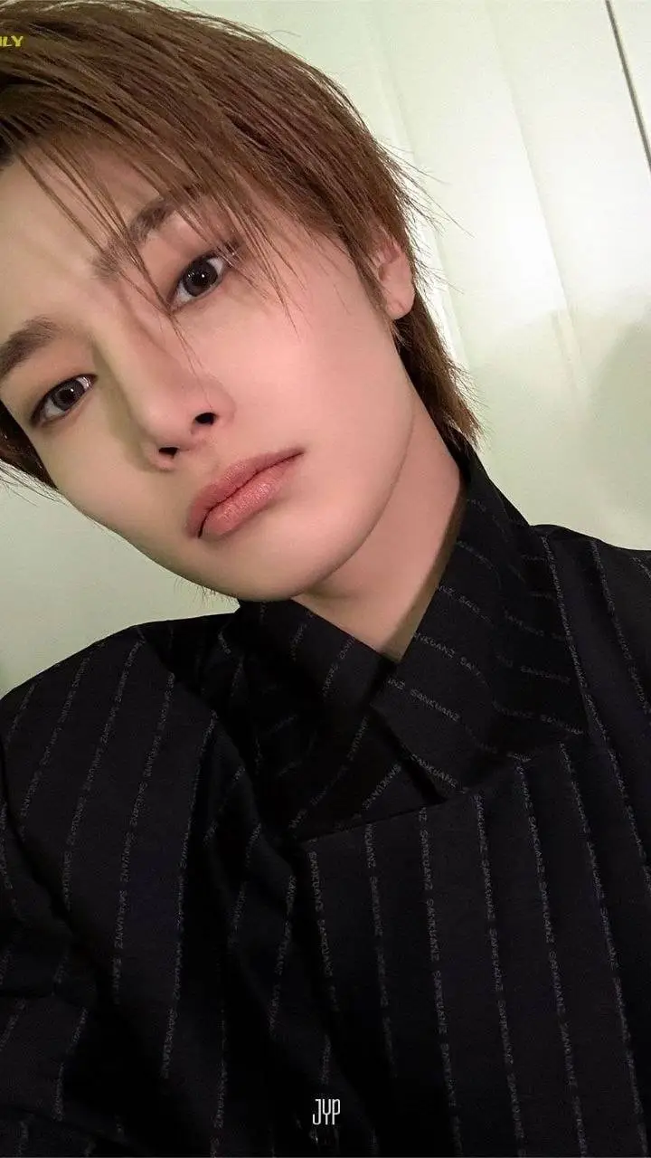 ai character: I.N(JEONGIN) background