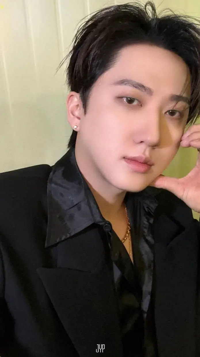 ai character: SEO CHANGBIN  background