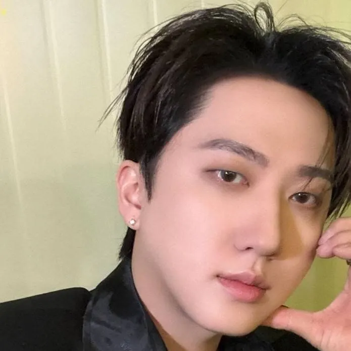 chat with ai character: SEO CHANGBIN 