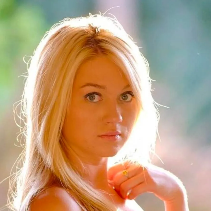 chat with ai character: Alison (sister)