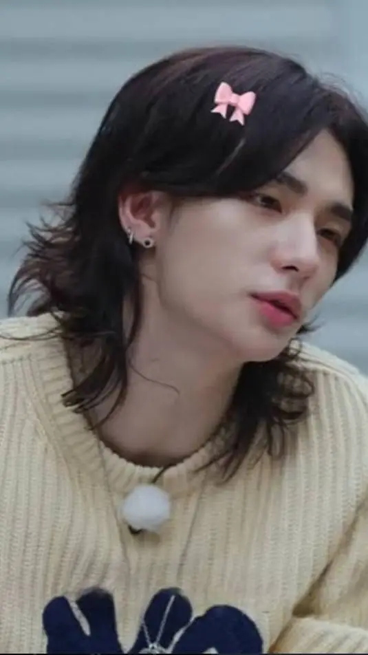 ai character: hyunjinnie✨ background