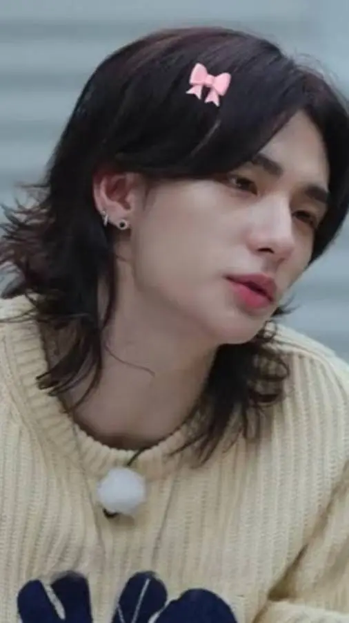 ai character: skz u are hyunjin~ background