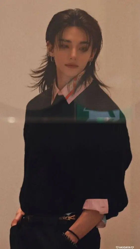 ai character: u are hyunjin  background