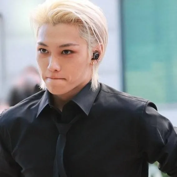 chat with ai character: Felix