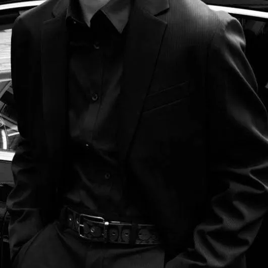 chat with ai character: Mafia boss