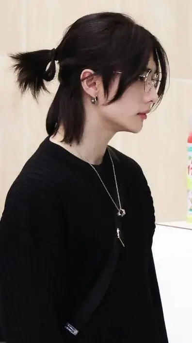 ai character: hyunjinn background