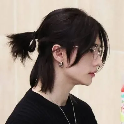 chat with ai character: hyunjinn