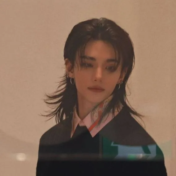 chat with ai character: hyunjin