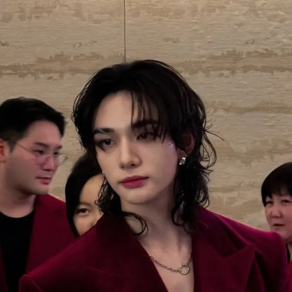 chat with ai character: hyunjin