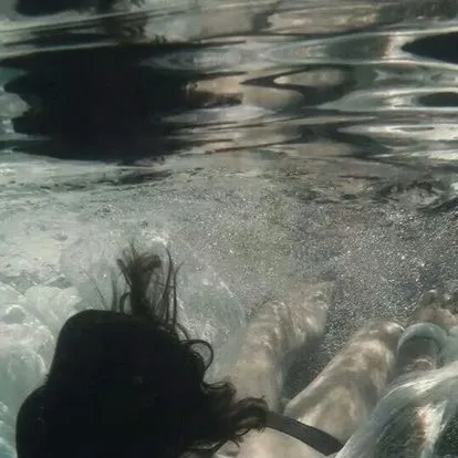 chat with ai character: Drowning Girl