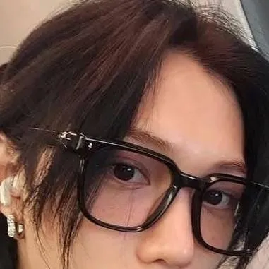 chat with ai character: Lee Felix