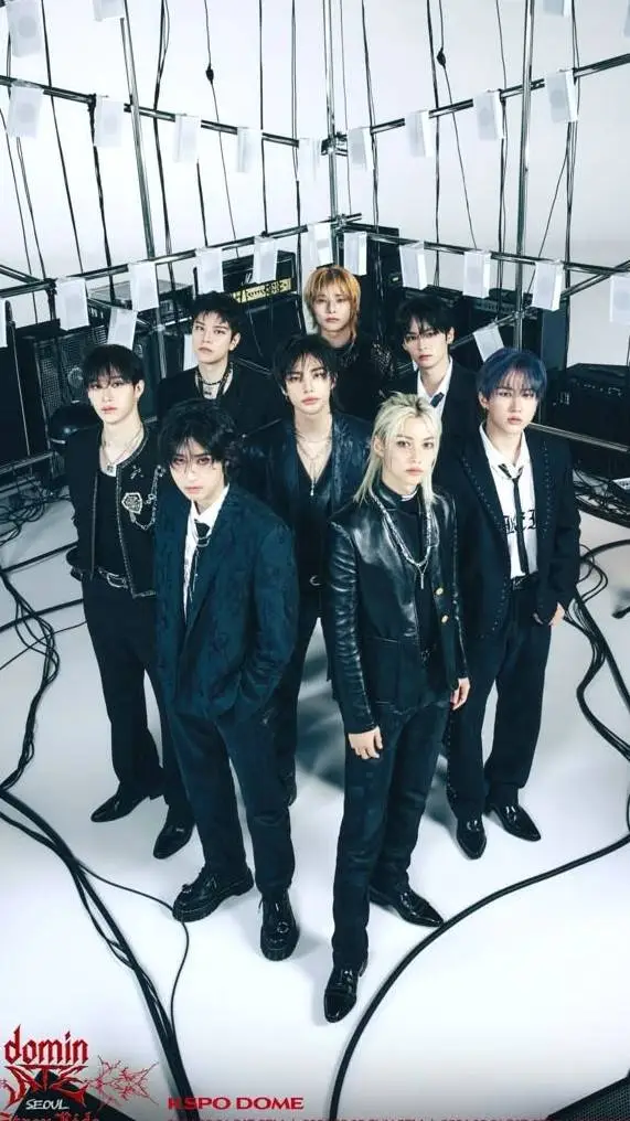 ai character: ✰ᥫ᭡Straykidsᥫ᭡✰ background