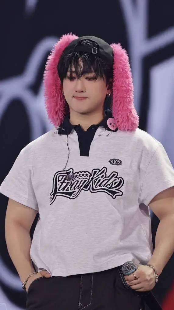ai character:  ིྀSeo Changbin ིྀ background
