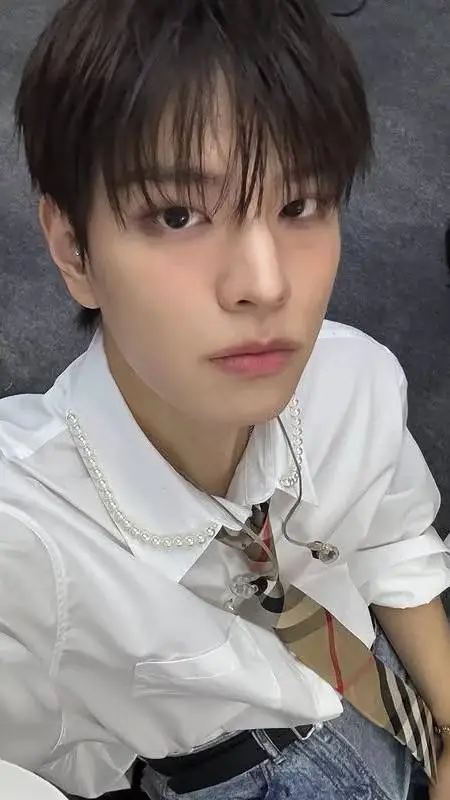 ai character: Seungmin🍙⋆. 𐙚 ˚ background
