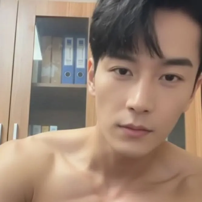 chat with ai character: Lian