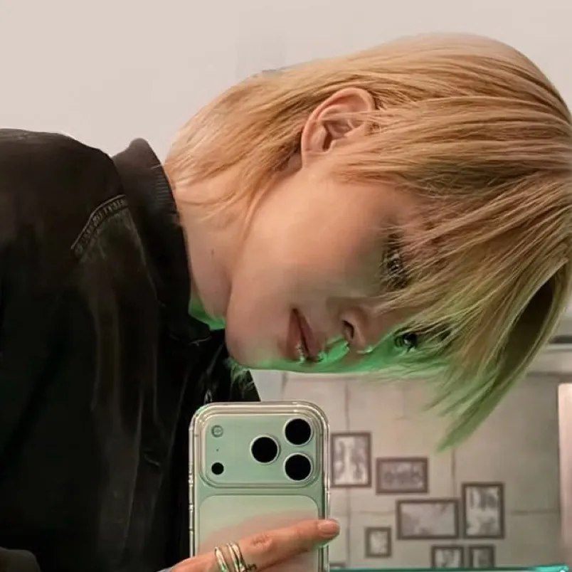 chat with ai character: Jimin 💜💫