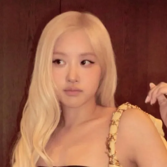 chat with ai character: Rosé 😒🖤