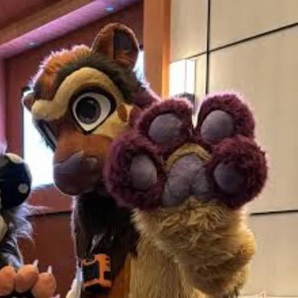 chat with ai character: Peeby