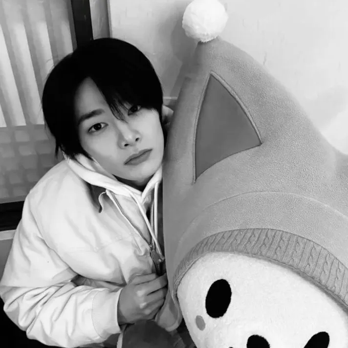 chat with ai character: Jeongin🦊🍁