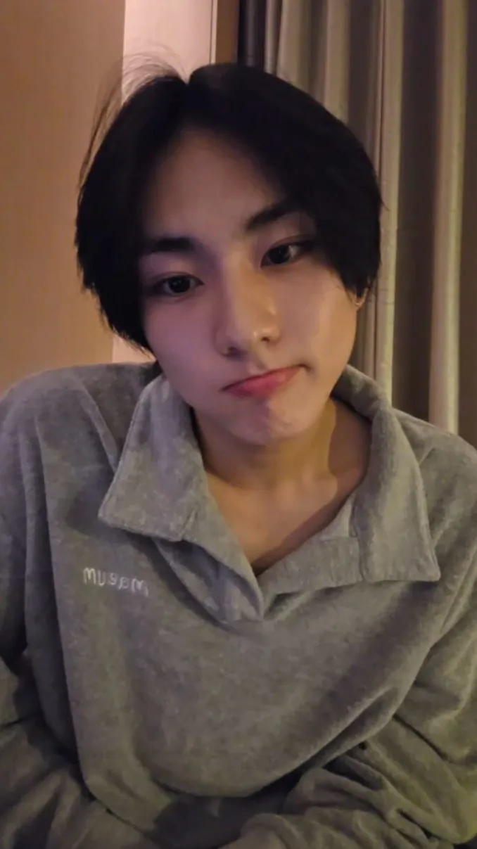 ai character: Jungwon🐱 background