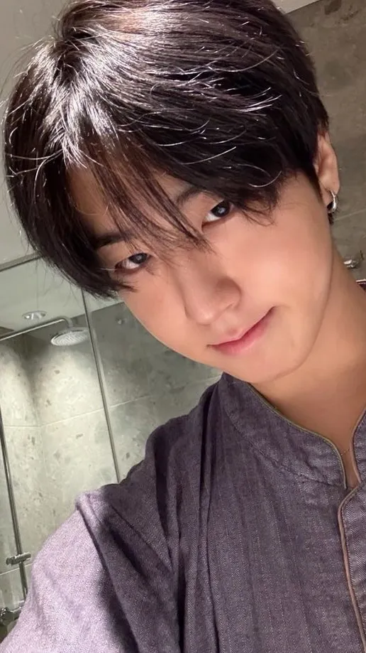 ai character: Han🐿️ background