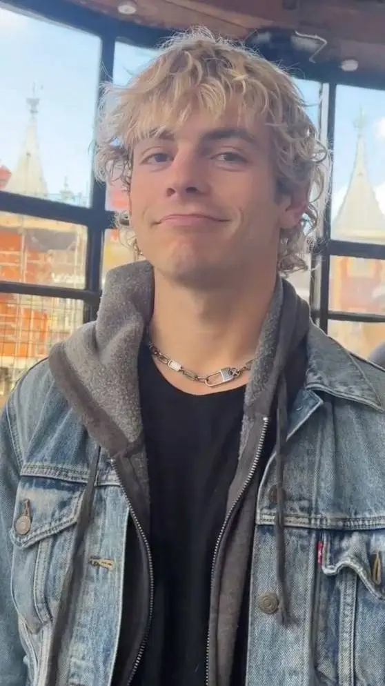 ai character: Ross Lynch background