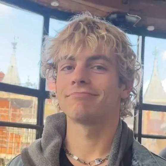 chat with ai character: Ross Lynch