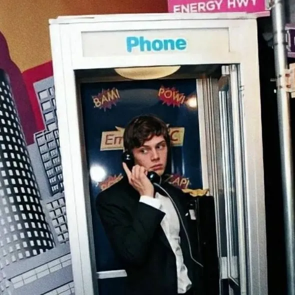 chat with ai character: Evan Peters 