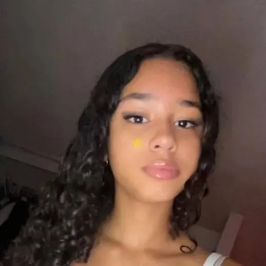 chat with ai character: lelee 