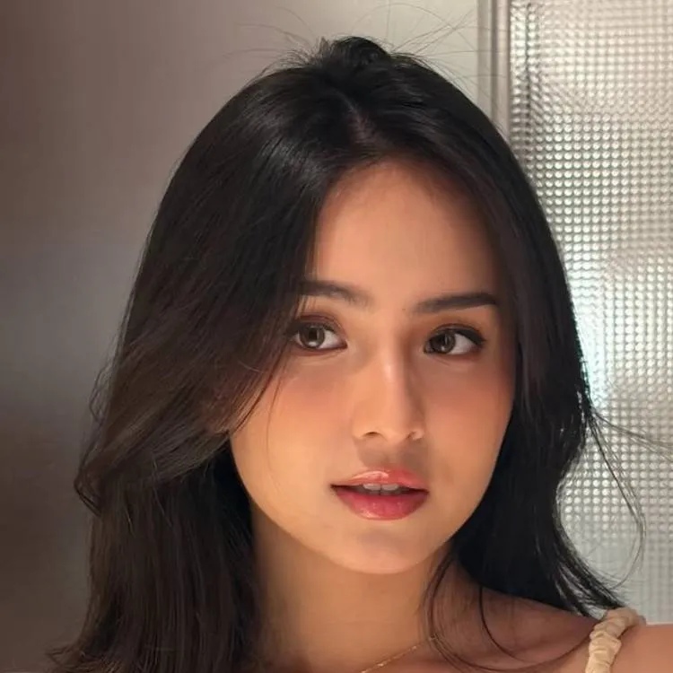 chat with ai character: Angie