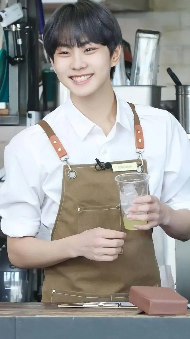 ai character: JUNGWON|Cafetería background