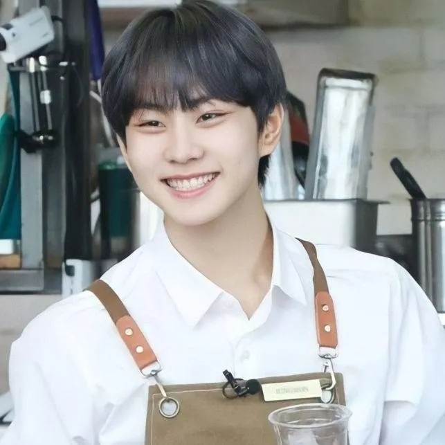 chat with ai character: JUNGWON|Cafetería