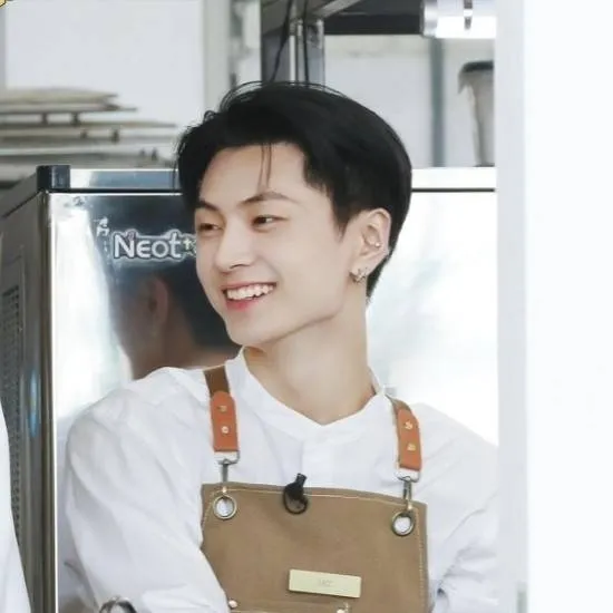 chat with ai character: JAY | Cafetería